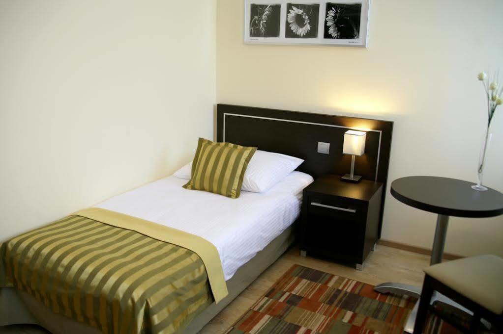 Hotel Safir Poznań Extérieur photo
